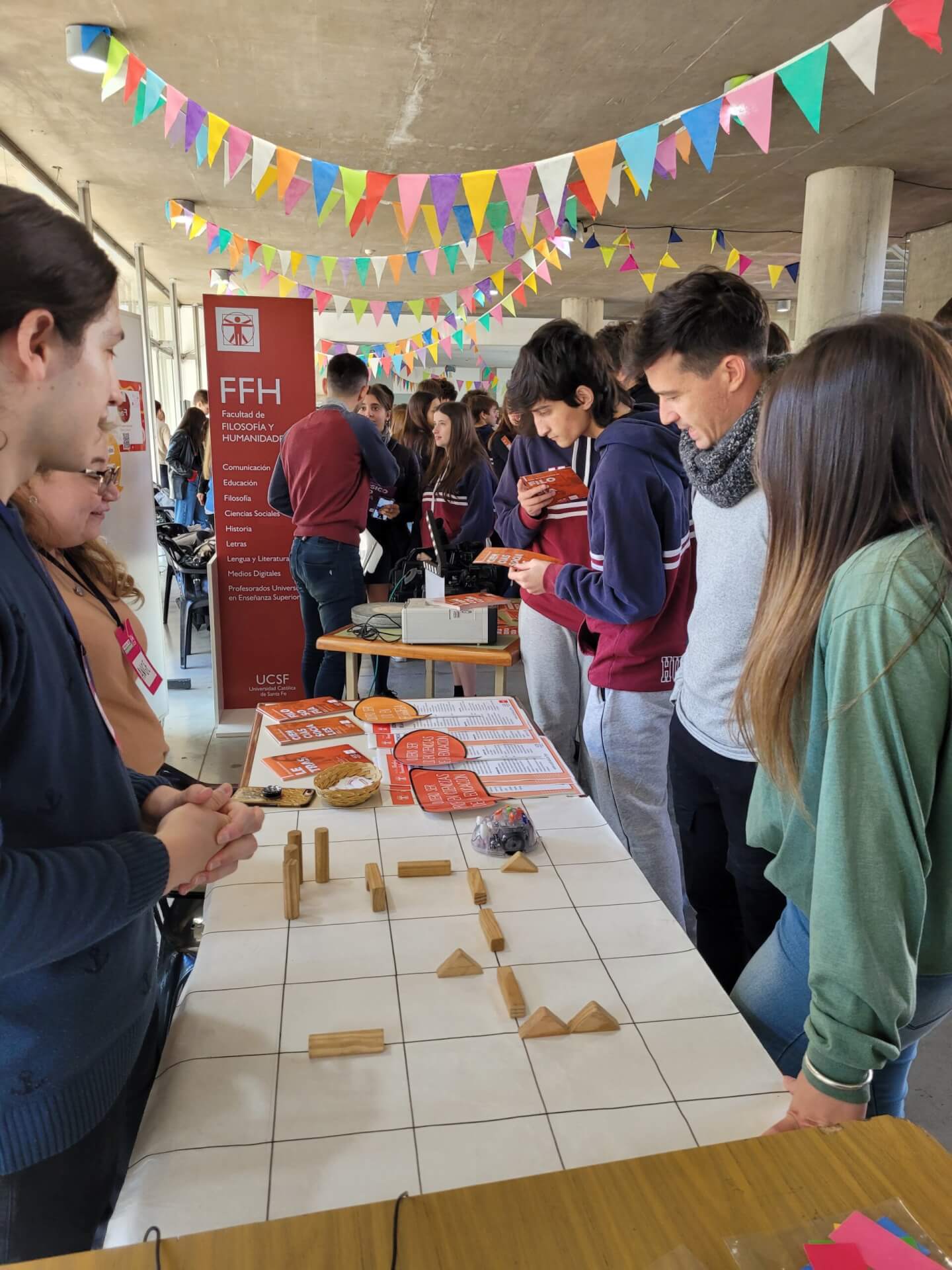 Cientos de estudiantes secundarios pasaron por la Feria de la Católica ...