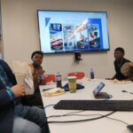 Prof David Ochi clase de negocios con estudiantes avanzados y pasantes CSUDH