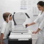 vista-lateral-del-nino-en-el-chequeo-ocular (1)