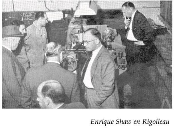 Enrique Shaw conversando en la planta de Rigolleau ( libro_es_notas_y_apuntes_.pdf, pág. 15)