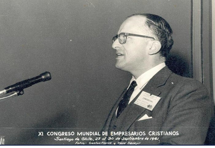Enrique Shaw hablando con elocuencia y autoridad en el XI Congreso Mundial de Empresarios Cristianos.